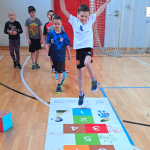 Kako se zabaviti s elastičnom trakom, sportskom kockom i igrajući školicu?